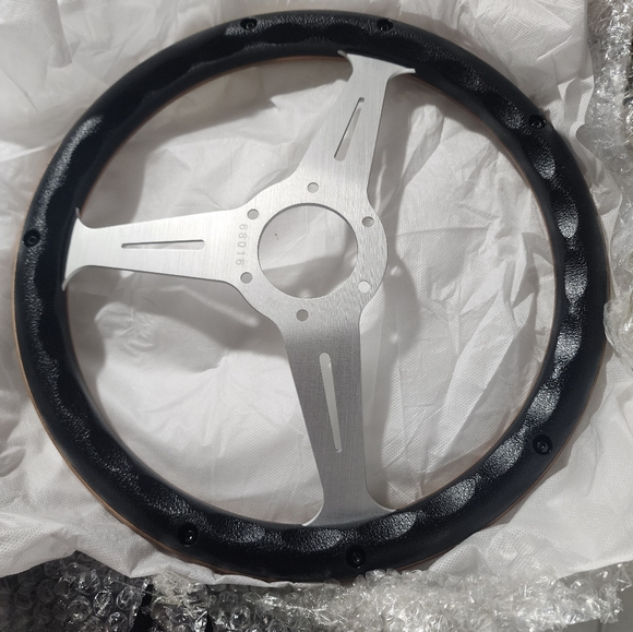 Steering wheel - Picture 2 of 6